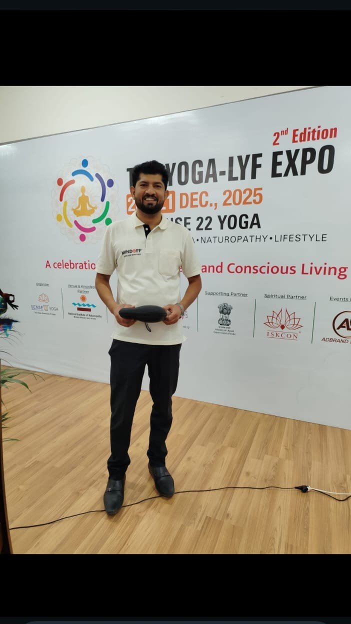 Mr. Vijay Thakre with the MindOFF device at The Yoga-Lyf Expo 2025
